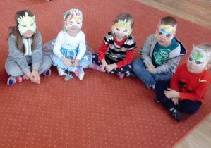 Dzieci prezentują się w wykonanych maskach